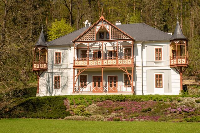 vila-alpska-ruze-ceska-republika-luhacovice-pohled-na-vilu.jpg