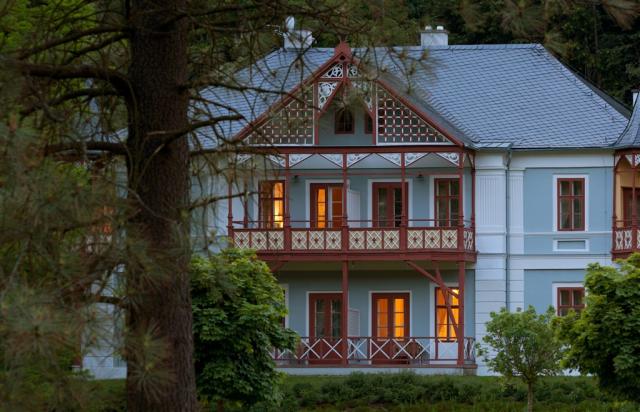 vila-alpska-ruze-ceska-republika-luhacovice-pohled-na-vilu (2).