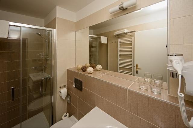 hotel-riviera-ceska-republika-luhacovice-dvouluzkovy-pokoj-koup