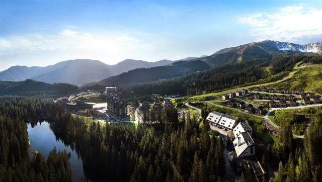 hotel-liptov-slovensko-demanovska-dolina-pohled-na-hotel-a-okol