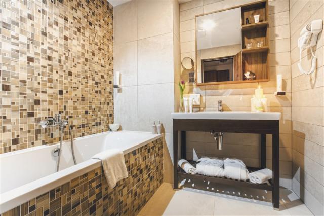 Buk-Caramell-resort-Premium bathroom (2).jpg