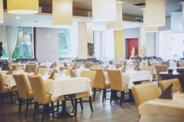 Buk-Caramell-resort-restaurace.jpg