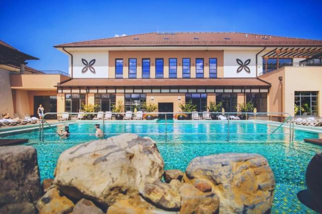 Buk-Caramell-resort-venkovni-bazen.jpg