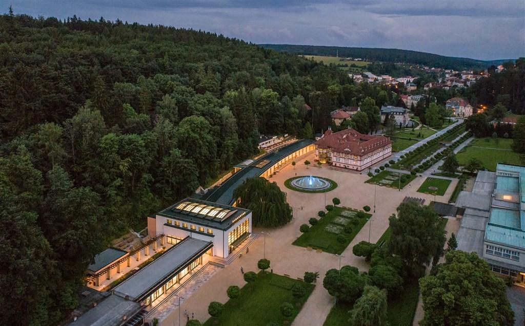 hotel-spolecensky-dum-ceska-republika-luhacovice-pohled-na-hote