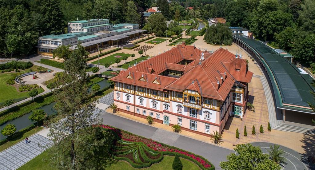 hotel-spolecensky-dum-ceska-republika-luhacovice-pohled-na-hote