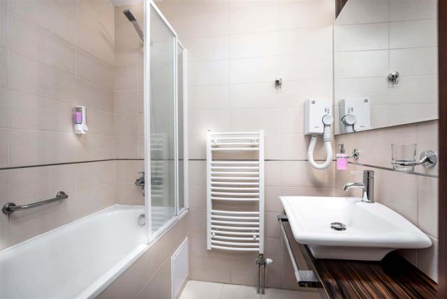 hotel-grand-I-kupele-novy-smokovec-pokoj-klasik-koupelna.jpg