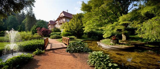hotel-jestrabi-ceska-republika-luhacovice-pohled-na-hotel-a-jap