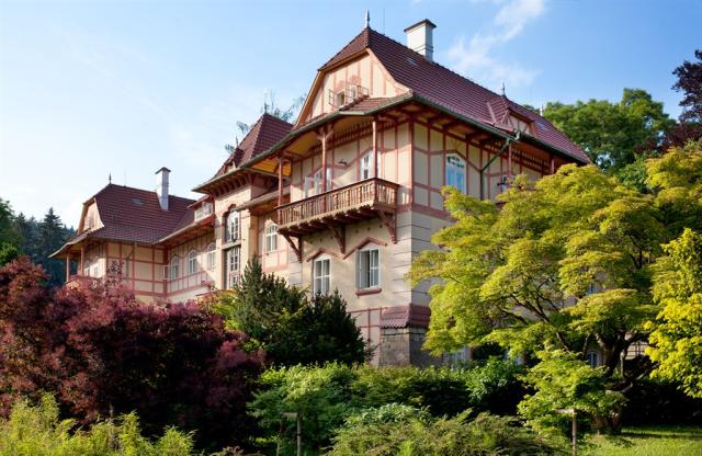 hotel-jestrabi-ceska-republika-luhacovice-pohled-na-hotel (3).j