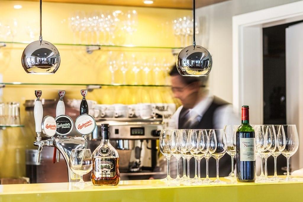 hotel-radun-luhacovice-barman.jpg