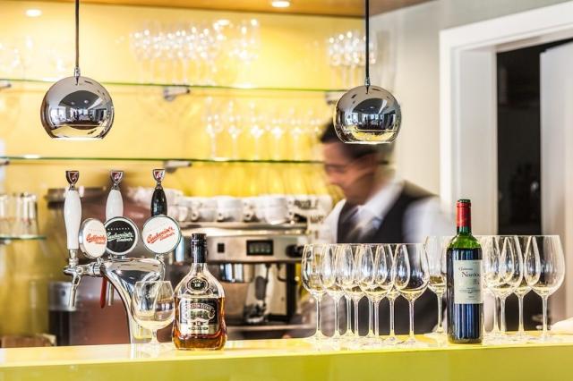 hotel-radun-luhacovice-barman.jpg