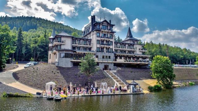 retro-riverside-wellness-resort-ceska-republika-brezova-u-karlo