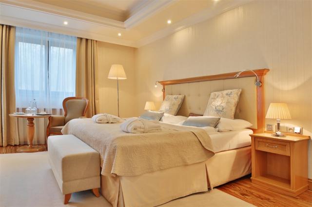 retro-riverside-wellness-resort-ceska-republika-brezova-u-karlo