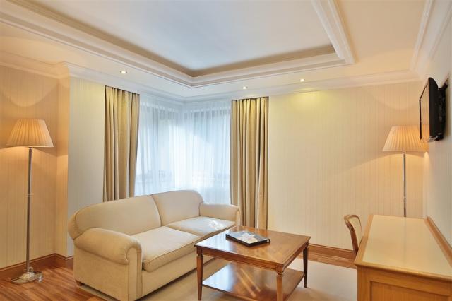 retro-riverside-wellness-resort-ceska-republika-brezova-u-karlo