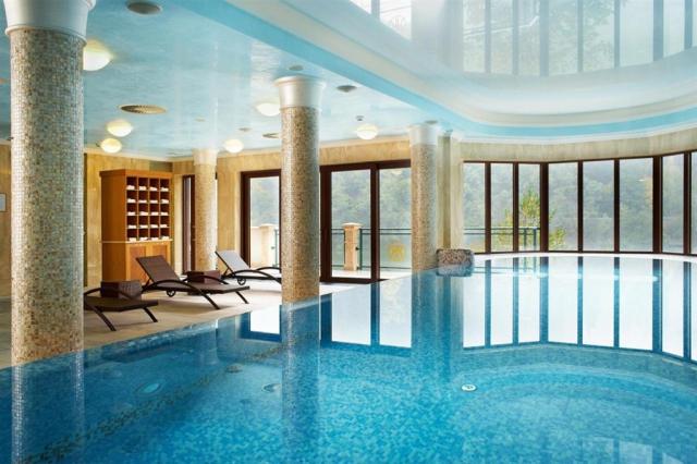 retro-riverside-wellness-resort-ceska-republika-brezova-u-karlo
