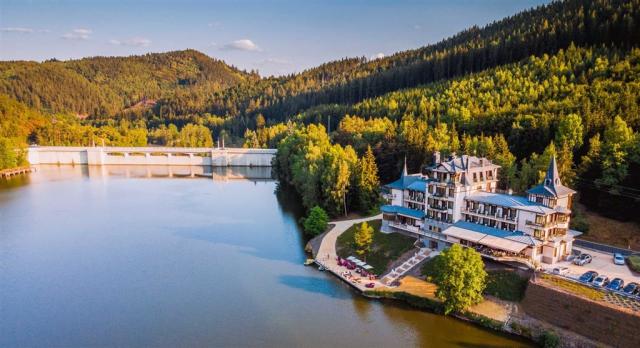 retro-riverside-wellness-resort-ceska-republika-brezova-u-karlo