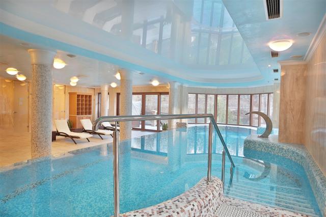 retro-riverside-wellness-resort-ceska-republika-brezova-u-karlo