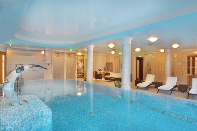 retro-riverside-wellness-resort-ceska-republika-brezova-u-karlo