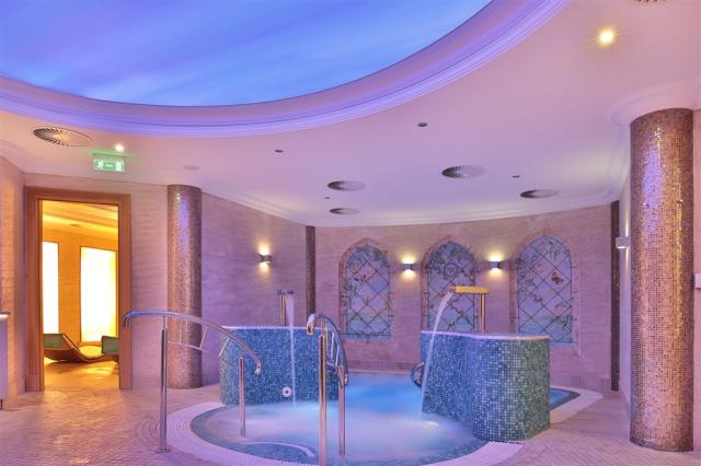retro-riverside-wellness-resort-ceska-republika-brezova-u-karlo