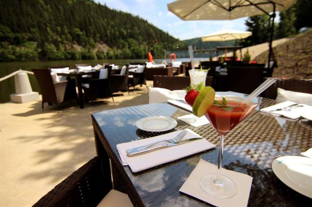 retro-riverside-wellness-resort-ceska-republika-brezova-u-karlo