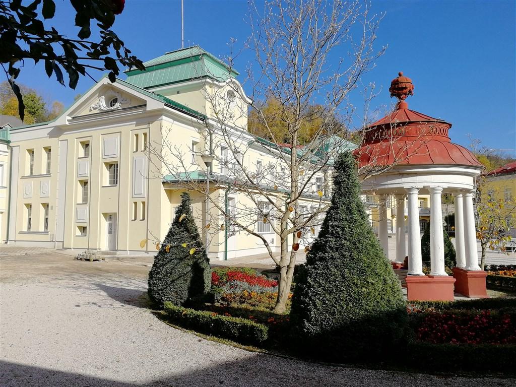 lazne-libverda-pohled-na-budovu-bazenu-a-koupeli (2).jpg