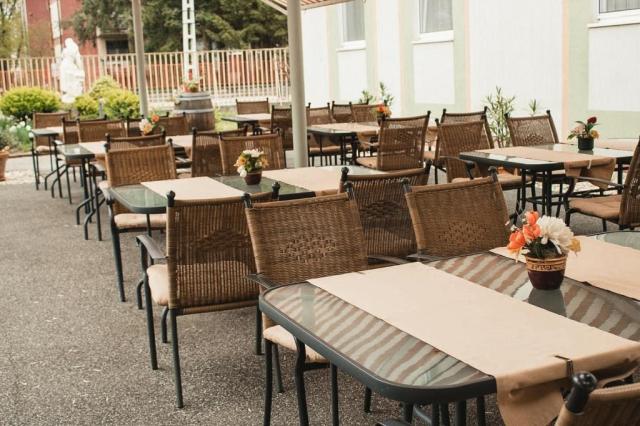 Komfort-hotel-platan-restaurace.jpg