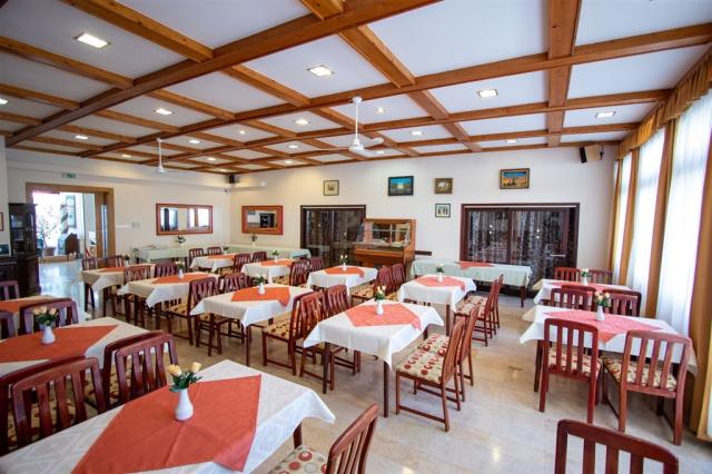 Komfort-hotel-platan-restaurace.jpeg