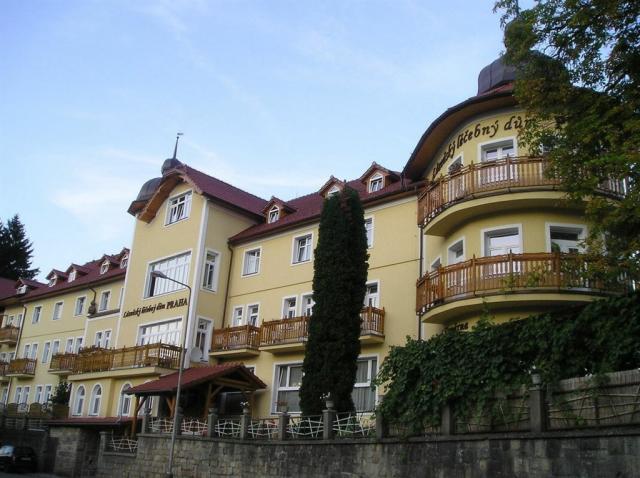lazensky-lecebny-dum-praha-cesko-luhacovice-pohled-na-hotel-2.j