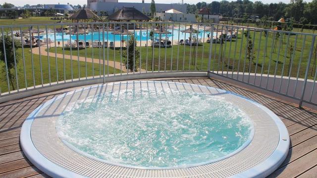 mjus-resort-thermal-park-kormend-madarsko-venkovni-virivka.png