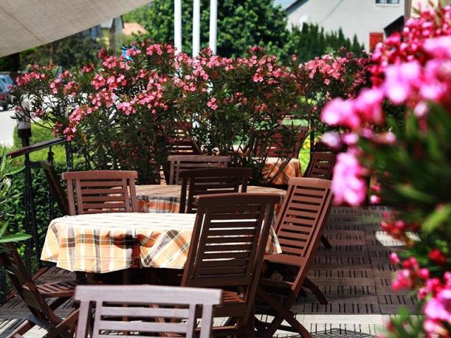 hotel-orchidea-restaurace-zahrada.jpg