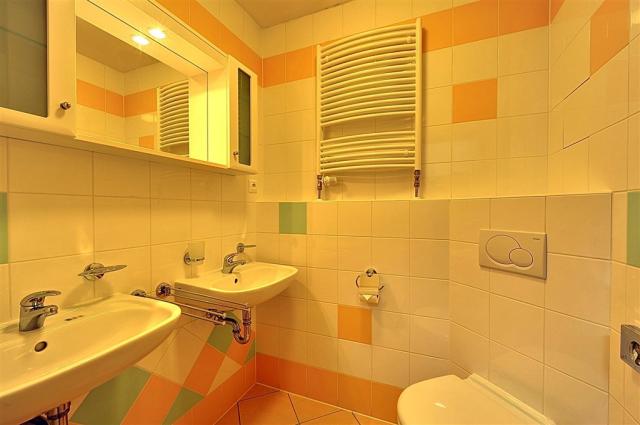 hotel-curie-spa-wellness-lazne-jachymov-pokoj-koupelna-comfort.