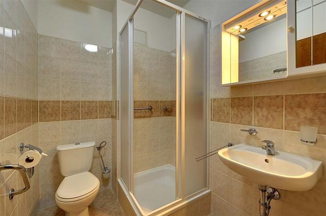 hotel-curie-spa-wellness-lazne-jachymov-koupelna-standard-2.jpg