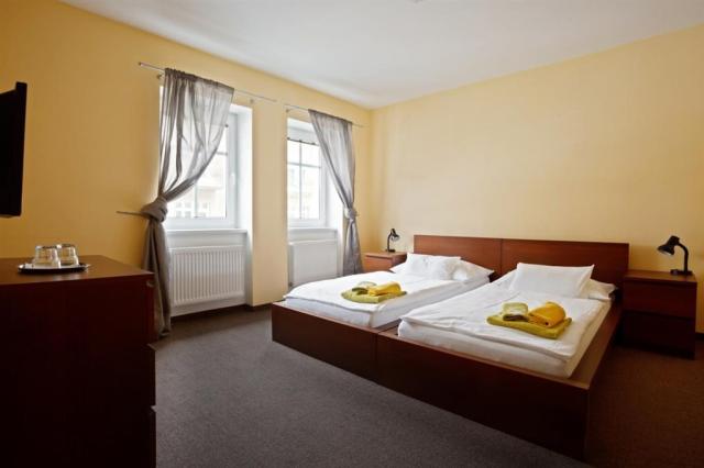 hotel-curie-spa-wellness-lazne-jachymov-pokoj-standard-3.jpg
