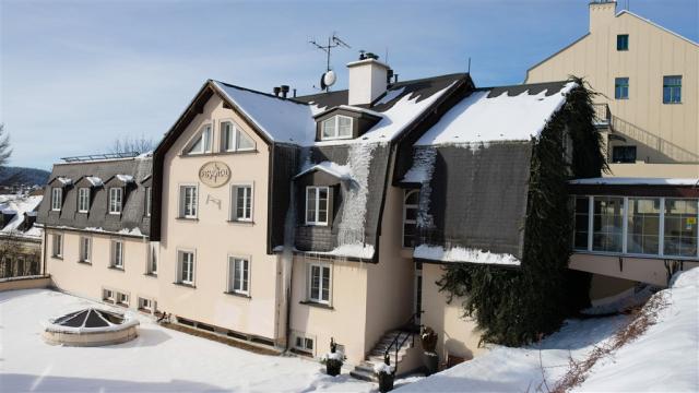hotel-rehavital-jablonec-nad-nisou-pohled-na-hotel-v-zime.jpg