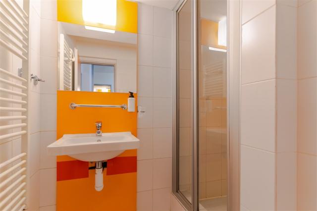 hotel_ostredok_dvouluzkovy_pokoj_standard_koupelna.jpg