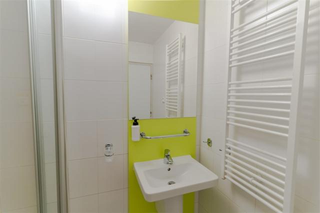 hotel_ostredok_dvouluzkovy_pokoj_standard_koupelna1.jpg