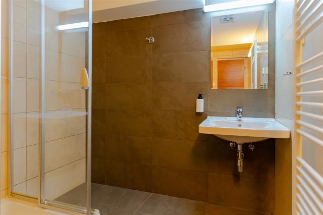 hotel_ostredok_arodinny_pokoj_koupelna.jpg