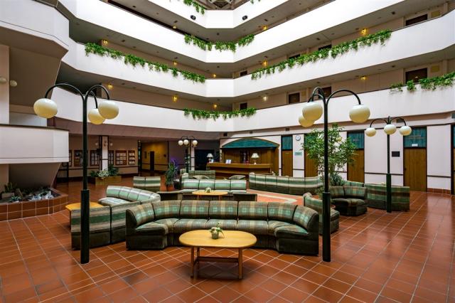 thermal-sarvar-ensana-health-spa-hotel-madarsko-lobby (2).JPG