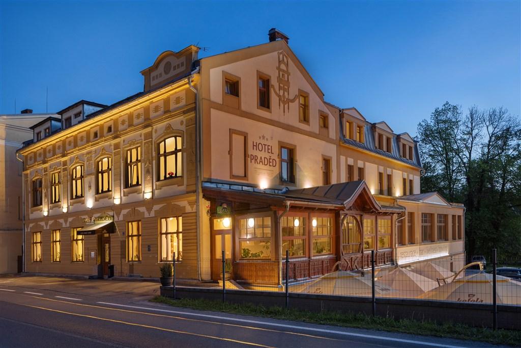 hotel-praded-thamm-nocni-exterier.jpg