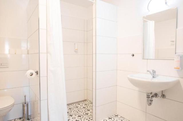 Palava-Amenity-Apartmany-Perna-ctyrluzkovy-apartman-koupelna.jp
