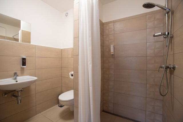 Palava-Amenity-Apartmany-Perna-petiluzkovy-apartman-koupelna.jp