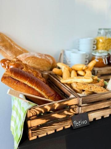 Palava-Amenity-Apartmany-Perna-snidane-2.jpg