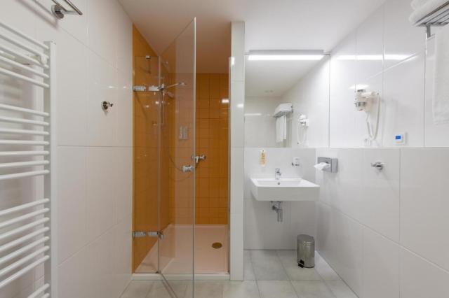 Dobrichovice-hotel-panska-zahrada-dvouluzkovy-pokoj-koupelna-2.