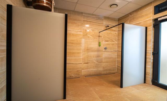 Dobrichovice-hotel-panska-zahrada-wellness-sprchy-sauna.jpg