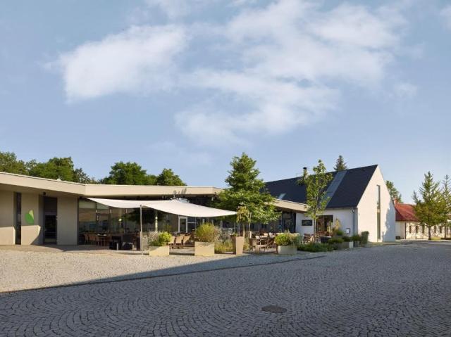 Dobrichovice-hotel-panska-zahrada-venkovni-sezeni.jpg