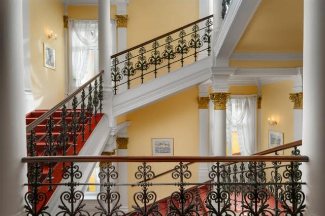 frantiskovy-lazne-savoj-spa-hotel-schodiste.png