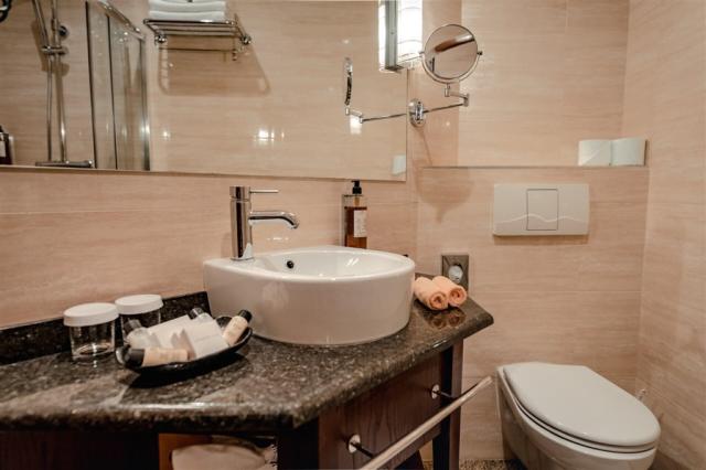 hotel-kaskady-slovensko-sliac-pokoj-koupelna.jpg
