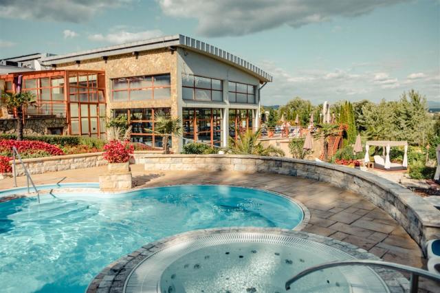 hotel-kaskady-slovensko-sliac-venkovni-bazen.jpeg