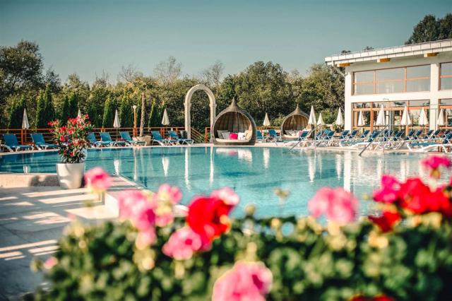hotel-kaskady-slovensko-sliac-venkovni-bazen.jpg