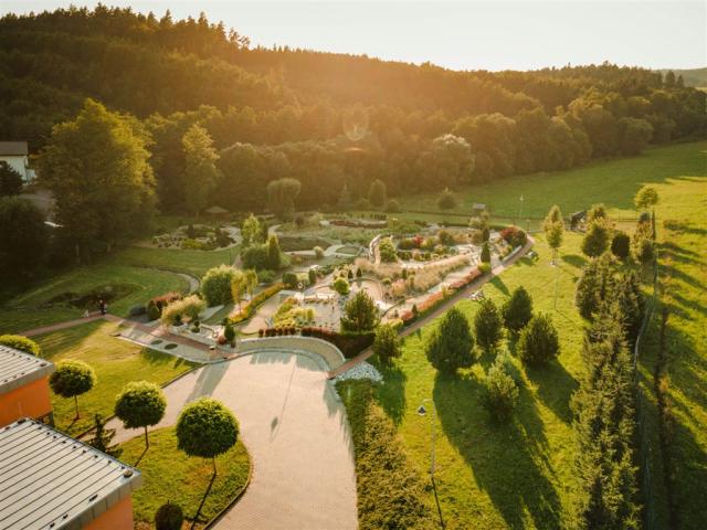 hotel-kaskady-slovensko-sliac-venkovni-golf.jpeg