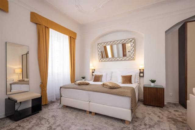 cesky_krumlov_bellevue_hotel_JUNIOR SUITE_edith2.jpg